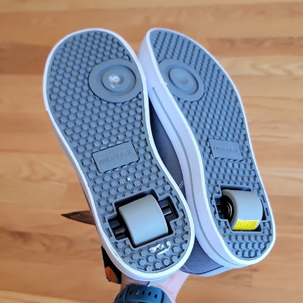 Heelys Gray Sneakers with Low-Top Design
